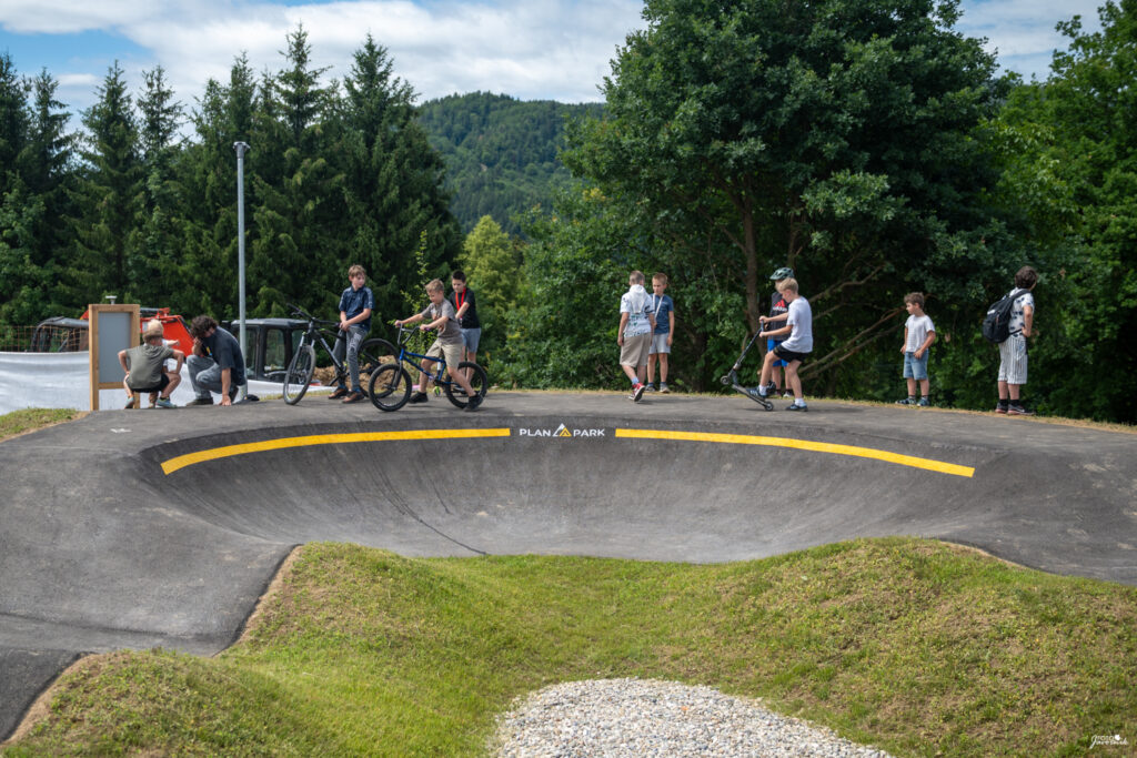 Otroci na pumptracku Lovrenc na Pohorju