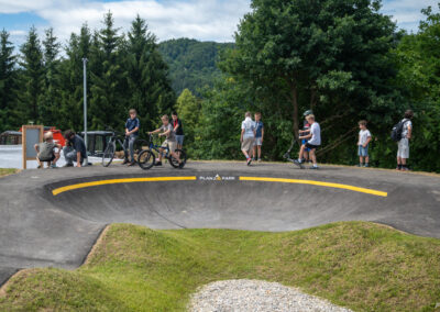 Otroci na pumptracku Lovrenc na Pohorju